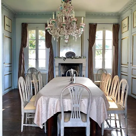Sublime Chateau Avec Piscine, Proche De Bordeaux Izon